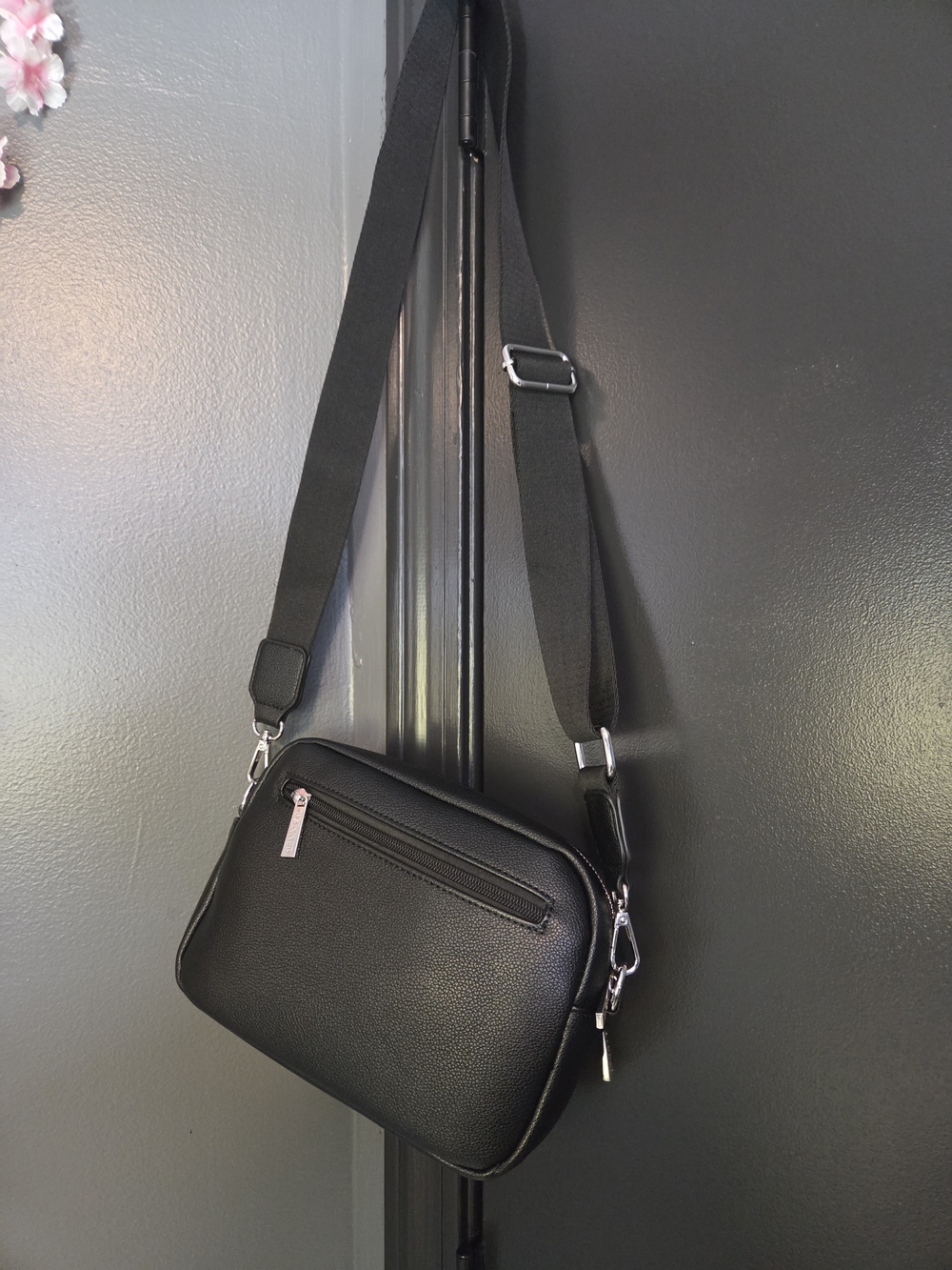 Metal Grommet Handbag - Picture 4 of 6